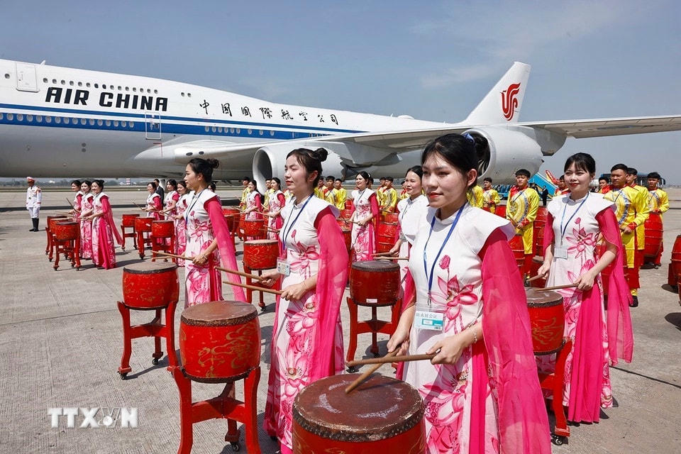 Màn biểu diễn trống hội tại lễ tiễn Tổng Bí thư, Chủ tịch nước Tập Cận Bình ở Sân bay quốc tế Nội Bài. (Ảnh: TTXVN)