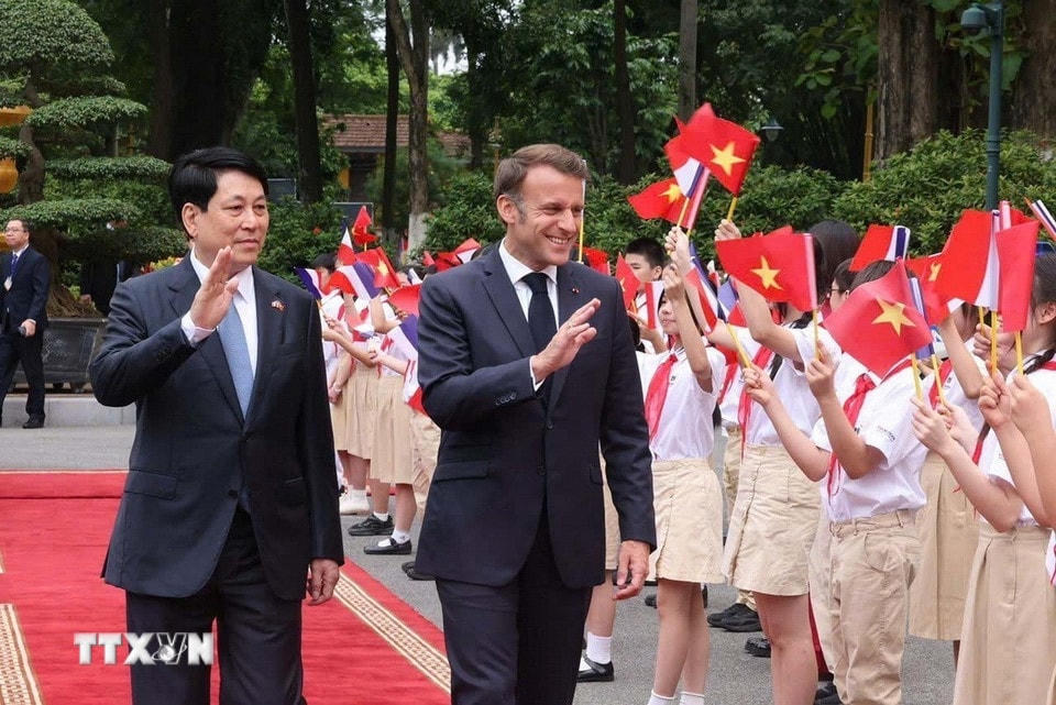 Chủ tịch nước Lương Cường và Tổng thống Pháp Emmanuel Macron với thiếu nhi Thủ đô Hà Nội. (Ảnh: Lâm Khánh/TTXVN)