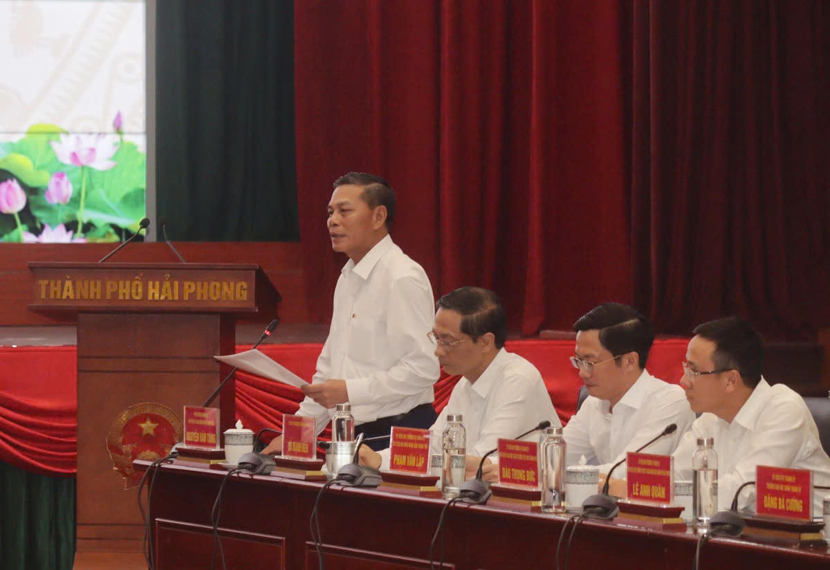 Chủ tịch UBND TP Hải Phòng Nguyễn Văn Tùng báo cáo với Tổng Bí thư Tô Lâm và Đoàn công tác về kết quả phát triển kinh tế - xã hội của thành phố trong thời gian qua.