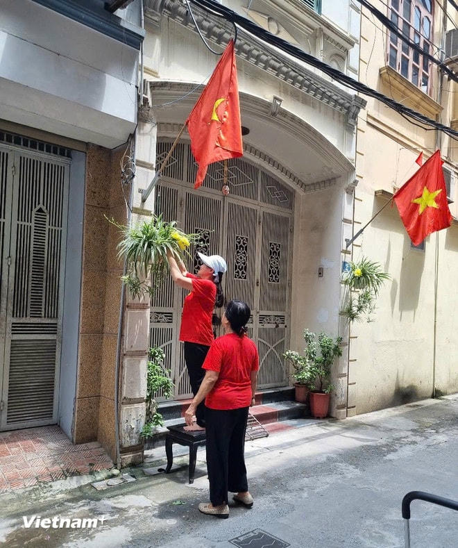 Trang hoàng ngõ xóm chào mừng Quốc khánh 2/9. (Ảnh: Vietnam+) vnp-trang-tri.jpg