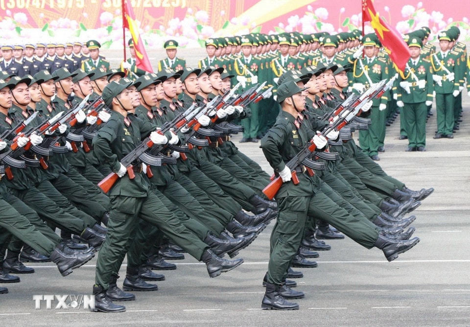 Khối lực lượng vũ trang hợp luyện diễu binh qua lễ đài. (Ảnh: Sỹ Tuyên/TTXVN)