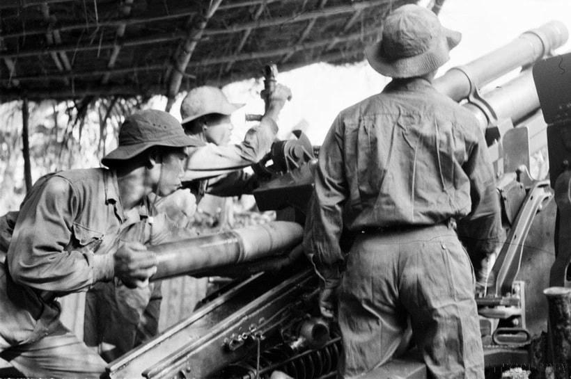 Chiến sỹ Phân đội 2 pháo binh quân Giải phóng Quảng Ngãi lấy pháo 105mm của địch đánh địch, góp phần giải phóng hoàn toàn thị xã Quảng Ngãi và tỉnh Quảng Ngãi. (Ảnh: Dương Đức Quảng/TTXVN)