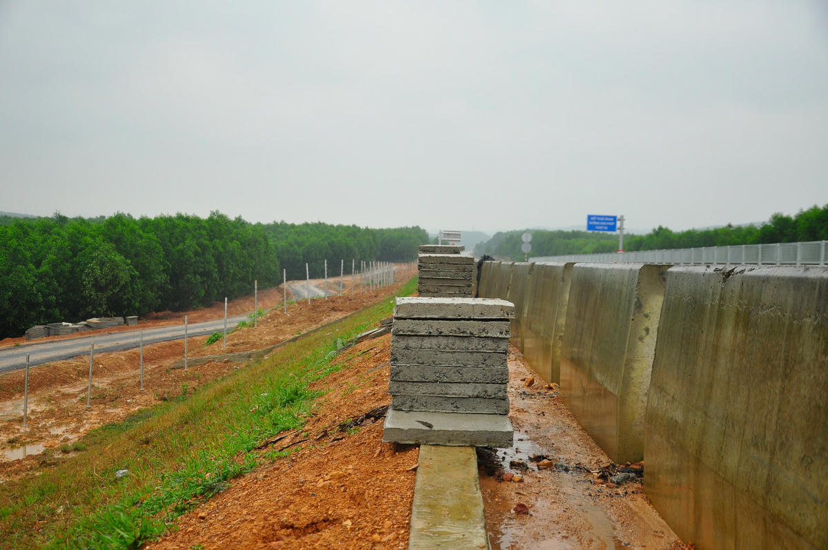 Đại diện Ban Quản lý dự án đường Hồ Chí Minh cho biết thêm, do ảnh hưởng của thời tiết, ở một vài địa điểm, các hạng mục như đường gom, nút giao, hàng rào bảo vệ cao tốc Cam Lộ - La Sơn vẫn chưa hoàn thiện.