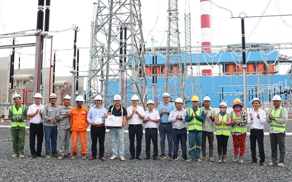 Đoàn công tác tặng quà động viên lực lượng thi công tại TBA 500kV Vân Phong