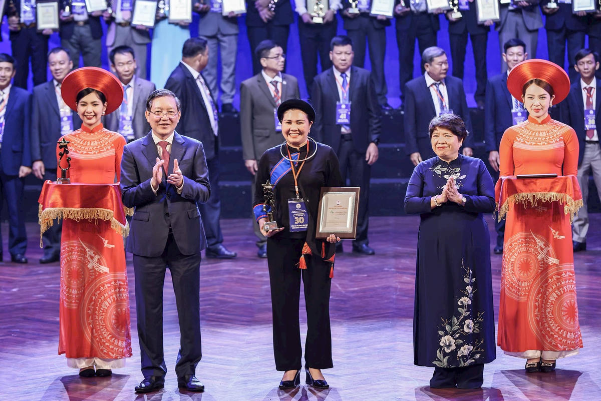 Ông Lương Quốc Đoàn Chủ tịch Hội Nông dân Việt Nam và bà Nguyễn Thúy Anh, Phó Trưởng ban Chính sách chiến lược Trung ương trao thưởng cho các HTX tiêu biểu. Ảnh: Quang Vinh.