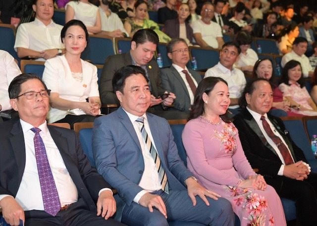 Các đại biểu tham dự buổi lễ.