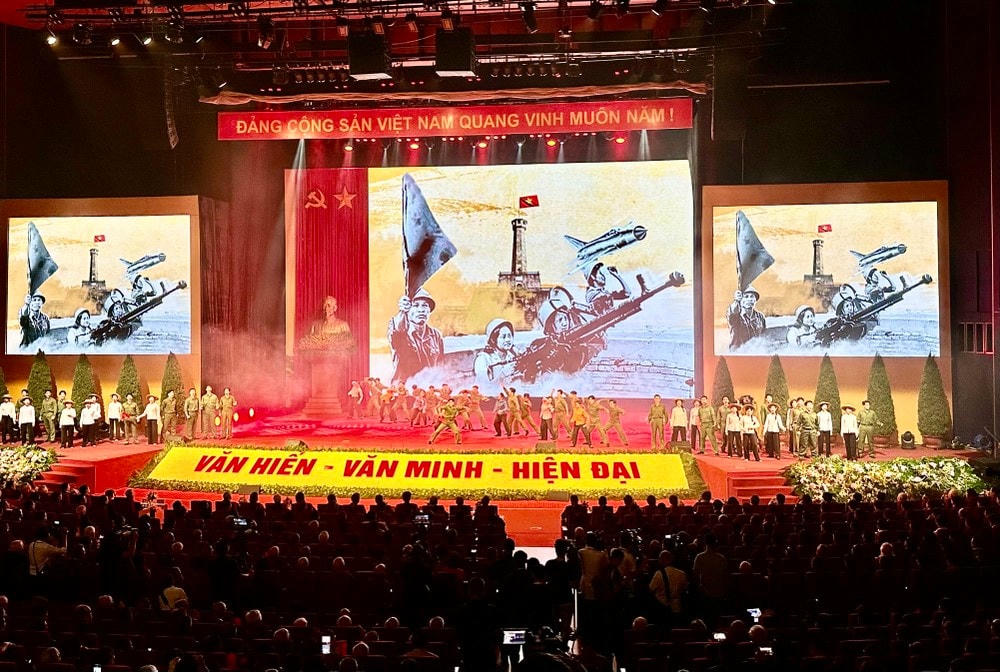 Chương trình nghệ thuật chào mừng Kỷ niệm 70 năm Ngày Giải phóng Thủ đô. (Ảnh: Xuân Quảng/Vietnam+) IMG_7010.jpg