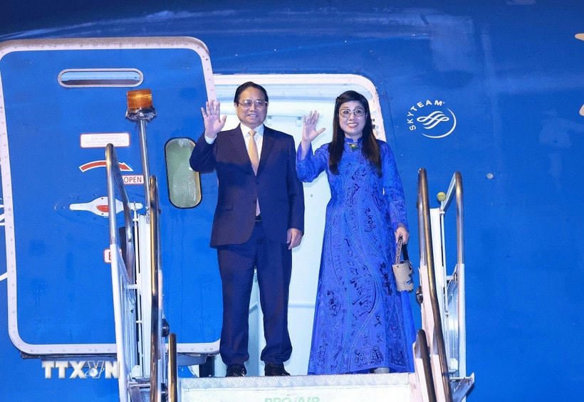 Thủ tướng Phạm Minh Chính và Phu nhân Lê Thị Bích Trân tại sân bay quân sự Galeao, Rio de Janeiro (Brazil). (Ảnh: Dương Giang/TTXVN)