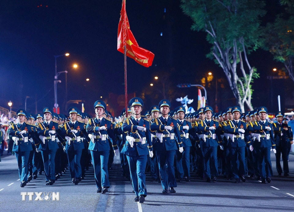 Các lực lượng lần lượt vào vị trí. (Ảnh: TTXVN)