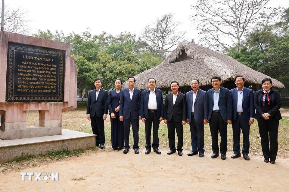 Chủ tịch Quốc hội Trần Thanh Mẫn và đại biểu đến dâng hương tại Đình Tân Trào. (Ảnh: Doãn Tấn/TTXVN)