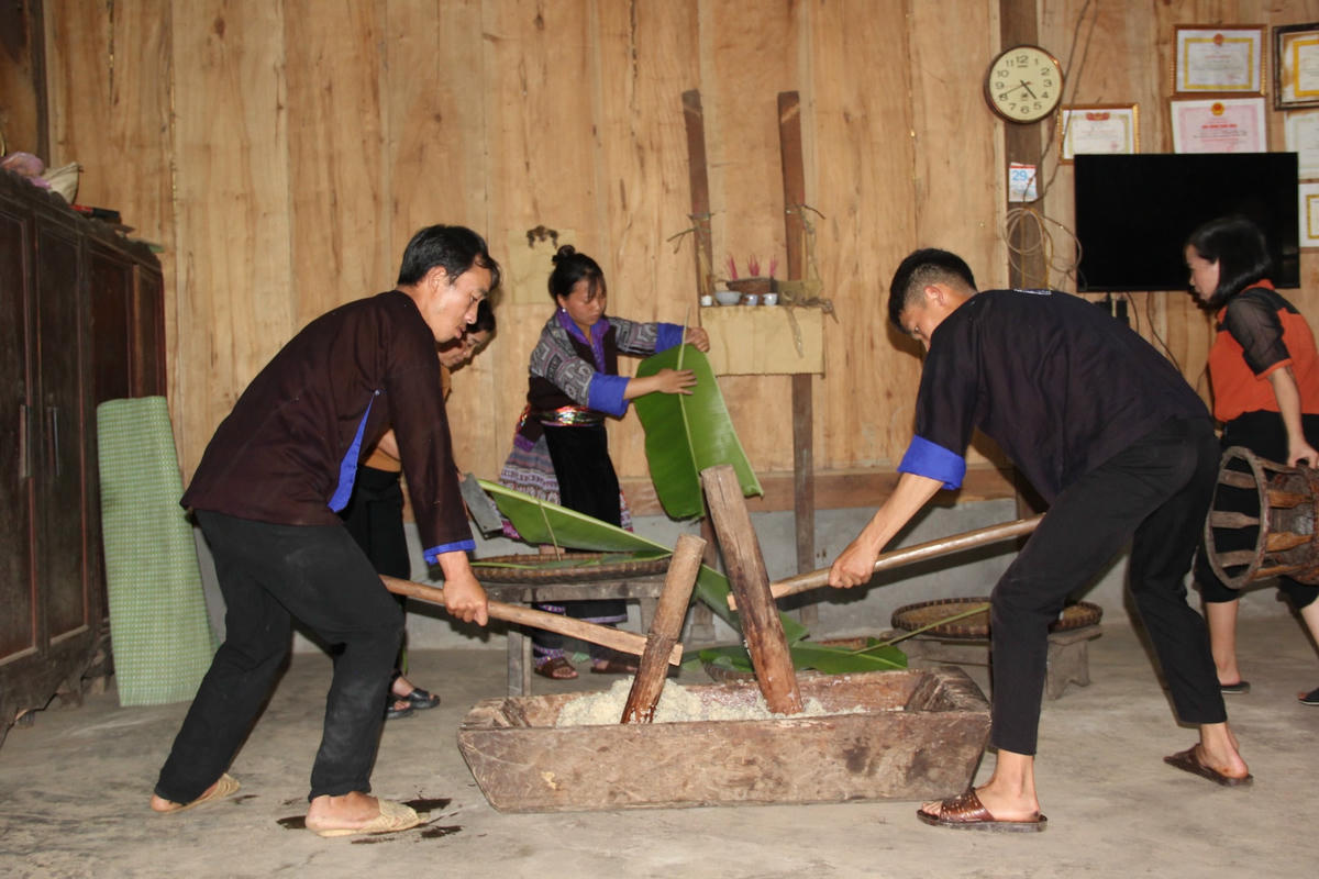 Người giã bột làm bánh...