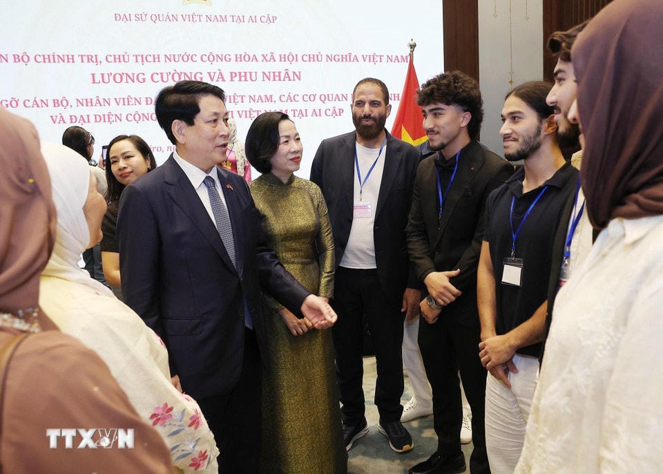 Chủ tịch nước Lương Cường và Phu nhân với kiều bào đang làm việc, sinh sống tại Ai Cập. (Ảnh: Lâm Khánh/TTXVN)