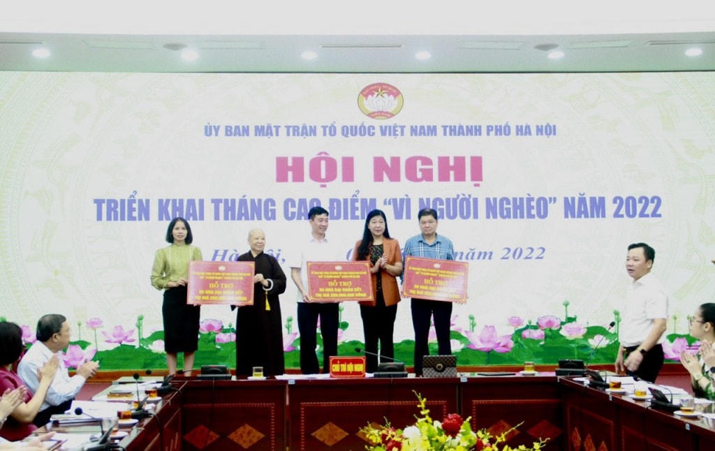 Ủy ban MTTQ Việt Nam TP. Hà Nội trao kinh phí xây dựng nhà Đại đoàn kết cho các đơn vị.