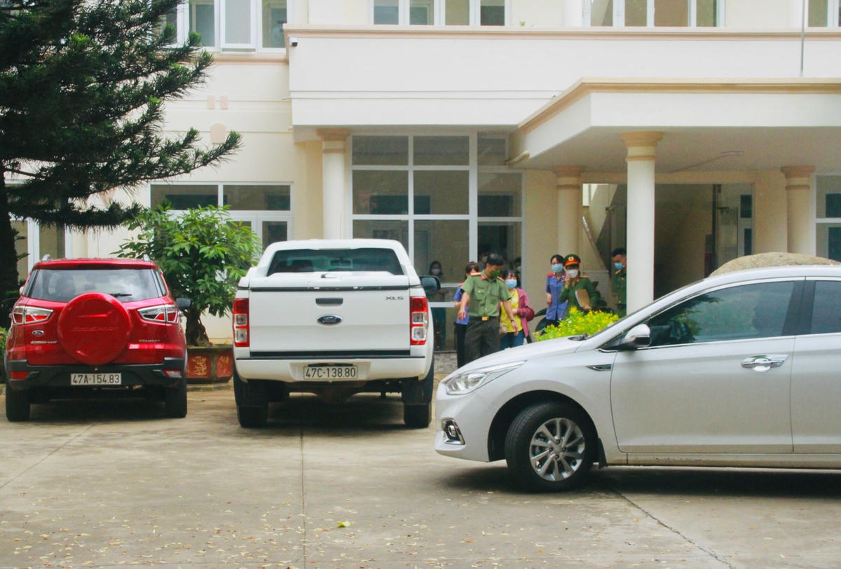 Lực lượng chức năng di lí một trong các bị can.