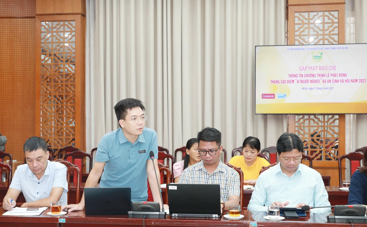 Đại diện cơ quan thông tấn báo chí đặt câu hỏi.