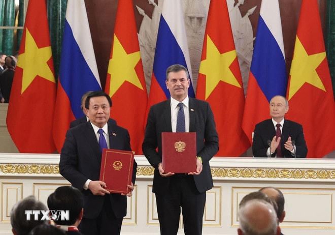 Tổng Bí thư Tô Lâm và Tổng thống Vladimir Putin chứng kiến trao Thỏa thuận hợp tác giữa Học viện Chính trị quốc gia Hồ Chí Minh và Học viện Hành chính Công và Kinh tế quốc dân trực thuộc Tổng thống LB Nga (Ranepa). (Ảnh: Thống Nhất/TTXVN) ttxvn-tong-bi-thu-to-lam6.jpg