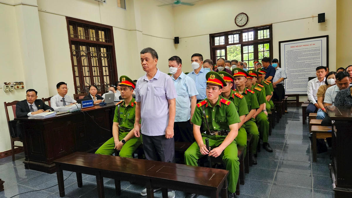 Các bị cáo có mặt tại phiên toà. Ảnh: Ngô Hùng.