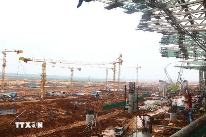 Thi công cầu cạn vào nhà ga hành khách sân bay Long Thành. (Ảnh: Công Phong/TTXVN) ttxvn-0707-long-thanh-2.jpg