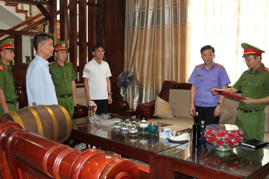 Chủ tịch UBND thị xã Cửa Lò Doãn Tiến Dũng nghe đọc lệnh khởi tố. Ảnh: CANA