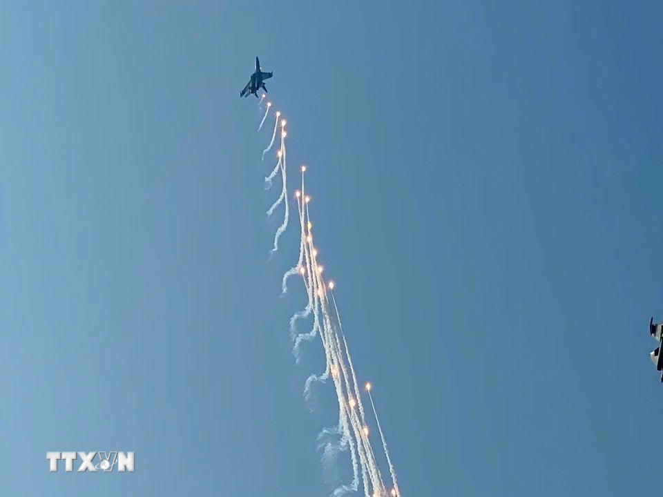 Màn trình diễn phun bẫy nhiệt của máy bay tiêm kích Su-30MK2 trên bầu trời Thành phố Hồ Chí Minh. (Ảnh: Hồng Giang/TTXVN)