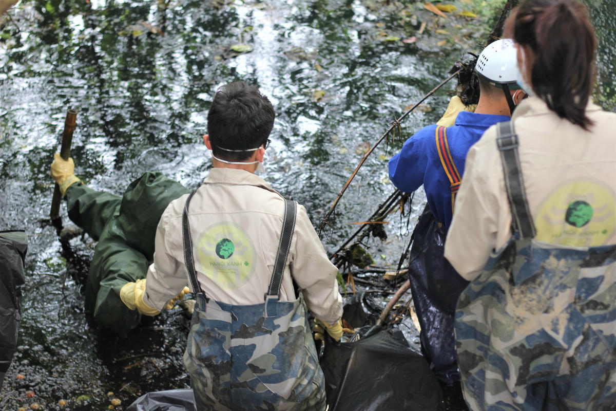 A2: Nhóm tình nguyện viên dưới sự dẫn dắt của Huy đang tiến hành công việc.