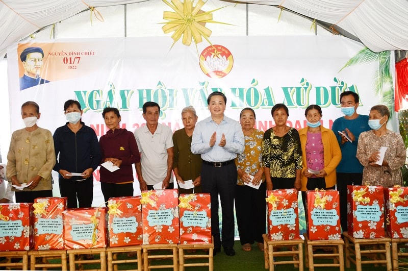 Đồng chí Lê Đức Thọ, Bí thư Tỉnh uỷ trao quà cho người nghèo tại ngày hội.