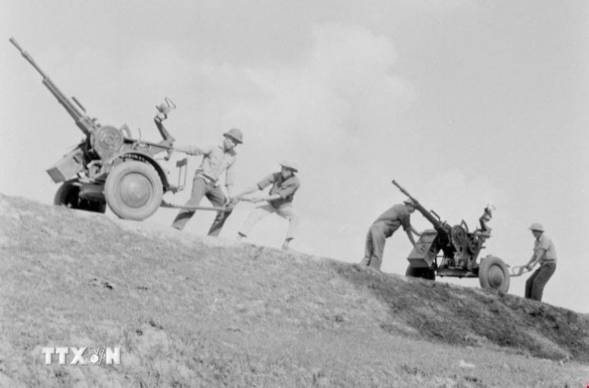 Tự vệ Nhà máy điện Yên Phụ, Hà Nội, tập di chuyển pháo 14.5mm, chiếm lĩnh trận địa nhanh gọn. (Ảnh: Trần Phác/TTXVN)