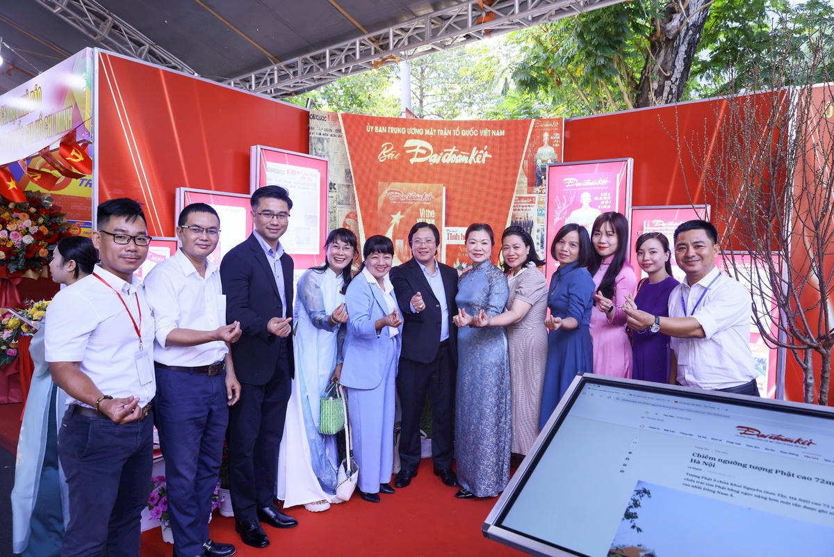 Phó Chủ tịch UBTƯ MTTQ Việt Nam Trương Thị Ngọc Ánh và tập thể lãnh đạo, cán bộ, phóng viên, nhân viên báo Đại Đoàn Kết chụp ảnh lưu niệm tại gian trưng bày của báo tại Hội Báo toàn quốc năm 2024. (Ảnh: Quang Vinh).