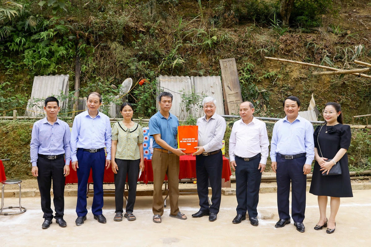 Bí thư Trung ương Đảng, Chủ tịch UBTƯ MTTQ Việt Nam Đỗ Văn Chiến trao quà và tham gia khởi công xây nhà cho hộ gia đình ông Nguyễn Văn Đồng (dân tộc Mường), sinh năm 1969, ở xóm Doi, xã Hiền Lương, huyện Đà Bắc, là cựu thanh niên xung phong, có 6 khẩu, thuộc diện hộ nghèo.