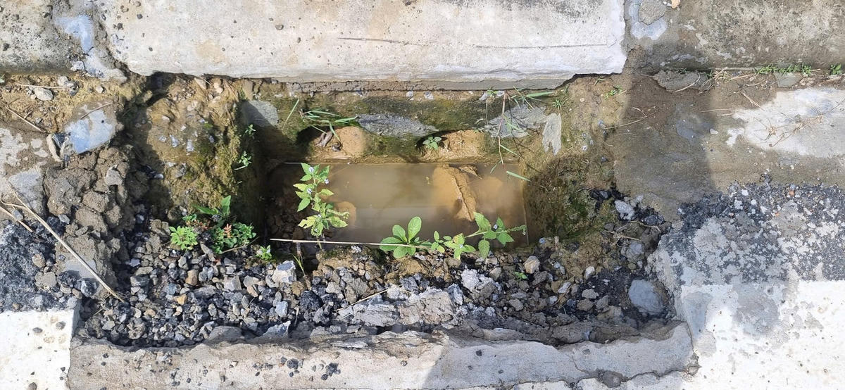 Hai bên dọc tuyến đường, rất nhiều hố ga chưa có nắp đậy ảnh hưởng đến việc lưu thông của các phương tiện như xe máy, xe ô tô con. Ảnh: ĐB