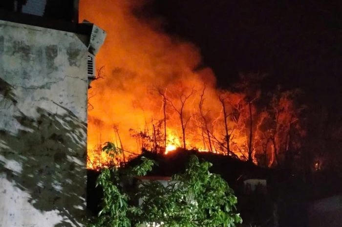 Ngọn đồi bị cháy ở trung tâm TP Hạ Long, thuộc phường Hà Trung và phường Hồng Hà