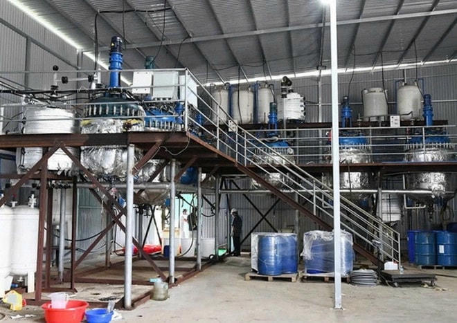 Nhà xưởng với 7 hệ thống bình phản ứng và làm lạnh dung tích lớn, máy ly tâm, xử lý mùi... phục vụ sản xuất ma túy. (Ảnh: Công an cung cấp) ma-tuy2.jpg