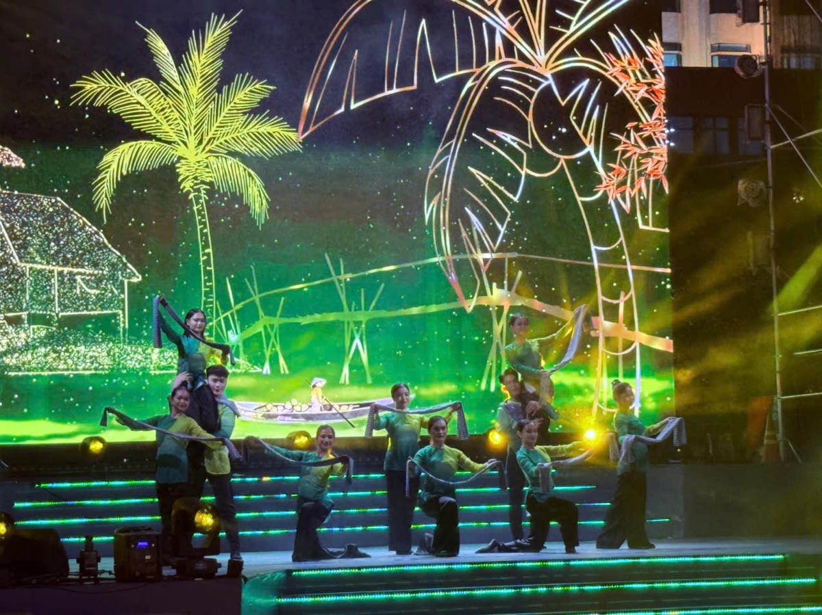 Chương trình nghệ thuật “Vũ hội khăn rằn”.