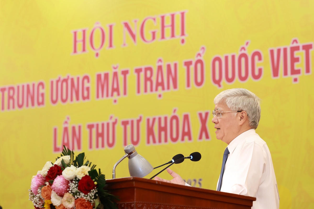 Chủ tịch Đỗ Văn Chiến mong muốn và kêu gọi các tầng lớp nhân dân, đặc biệt là các vị Ủy viên UBTƯ MTTQ Việt Nam phát huy tinh thần nòng cốt của mình lan tỏa sức mạnh đại đoàn kết, ủng hộ những chủ trương, đường lối mới của Đảng để cùng góp sức xây dựng đất nước phát triển. Ảnh: Quang Vinh.