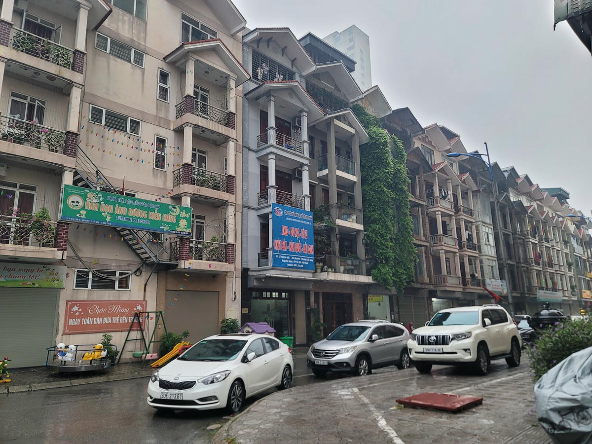 Khu nhà thấp tầng quy hoạch được duyệt 15 căn nhà liền kề cao 3 tầng, Tập đoàn Mường Thanh đã xây thành 38 căn liền kề cao 4 tầng. 