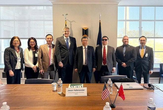 Đại diện đoàn công tác của Bộ Nông nghiệp và Môi trường cùng với đại diện Bộ Nông nghiệp Hoa Kỳ, chụp ảnh lưu niệm. (Nguồn ảnh: ICD) bo-nong-nghiep-hoa-ky.jpg