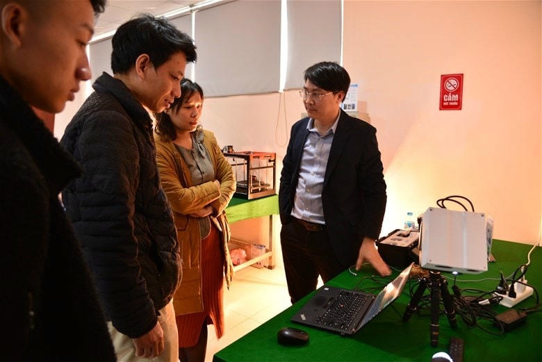 Các đại biểu tham quan sản phẩm khoa học công nghệ của Khoa Điện tử - Viễn thông.