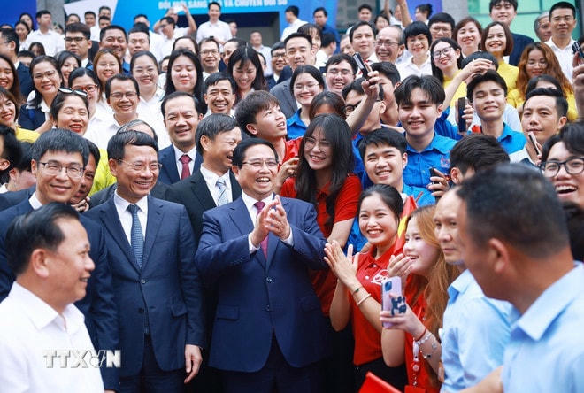 Thủ tướng Phạm Minh Chính với lãnh đạo và sinh viên Học viện Công nghệ Bưu chính Viễn thông. (Ảnh: Dương Giang/TTXVN) ttxvn-thu-tuong-pham-minh-chinh-lam-viec-voi-hoc-vien-cong-nghe-buu-chinh-vien-thong-7992055-5.jpg
