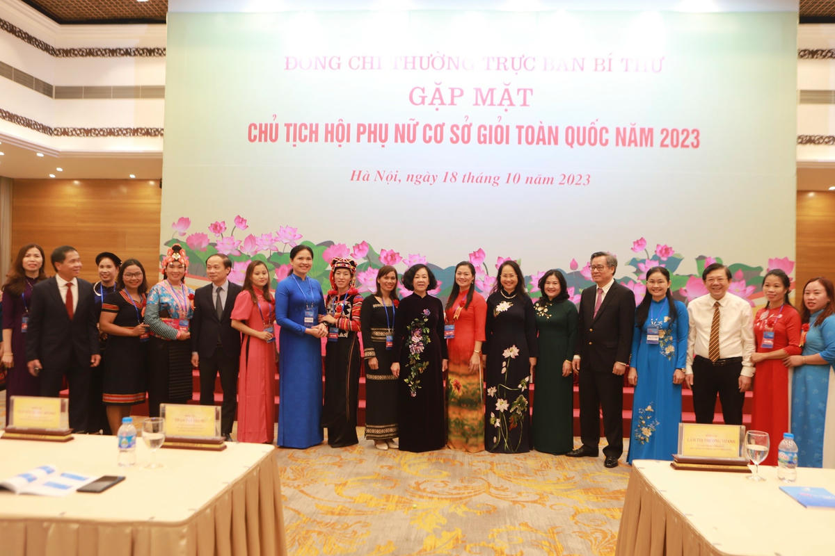 Các đại biểu chụp ảnh lưu niệm tại buổi gặp mặt. 