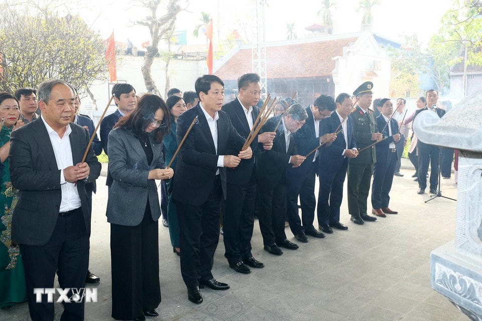 Chủ tịch nước Lương Cường và đoàn công tác dâng hương tại Nhà Tưởng niệm bà Hoàng Thị Loan, thân mẫu Chủ tịch Hồ Chí Minh ở thôn Vân Nội, xã Hồng Tiến, huyện Khoái Châu. (Ảnh: Lâm Khánh/TTXVN)