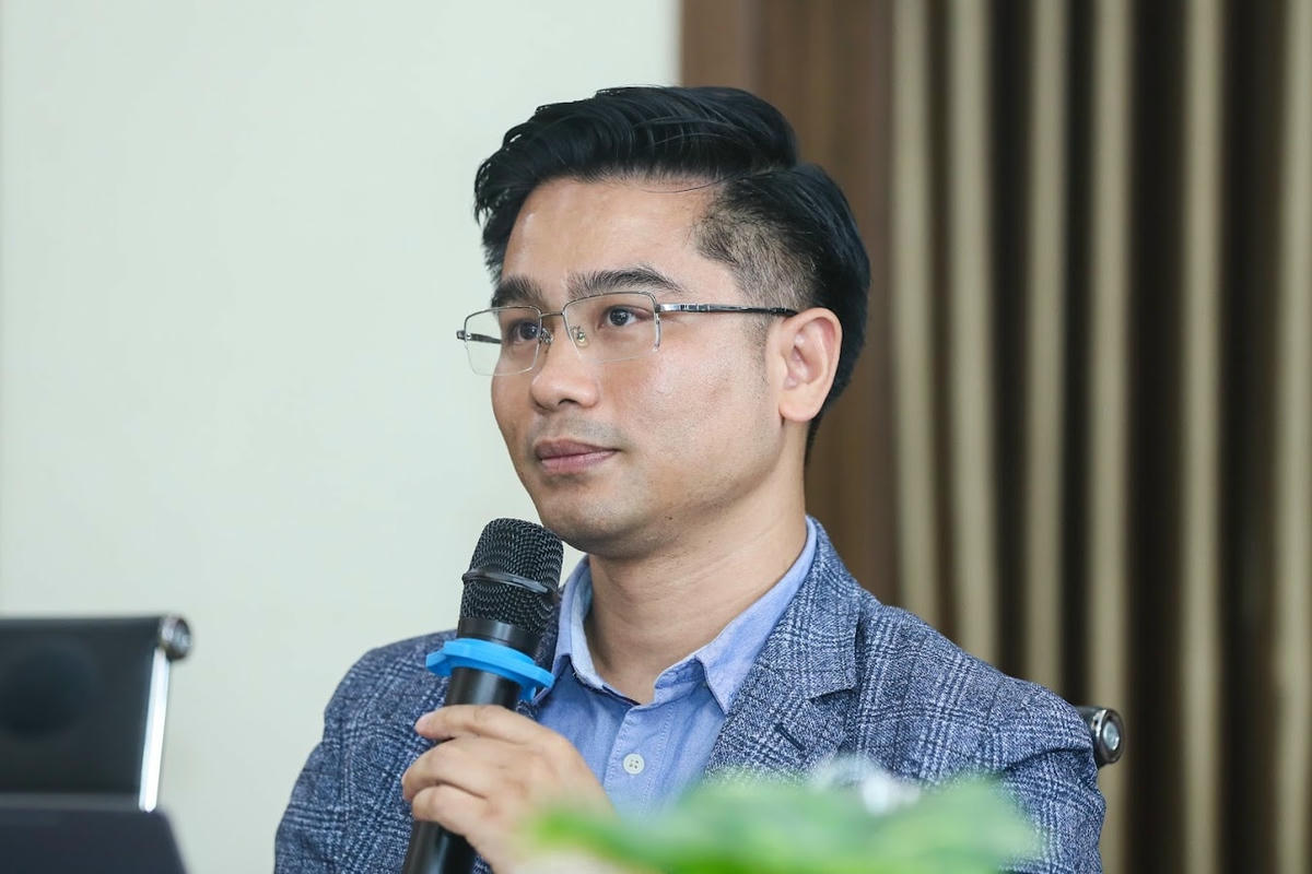 Nhà báo Công Khanh đặt câu hỏi cho các vị khách mời tại toà đàm. Ảnh: Quang Vinh.