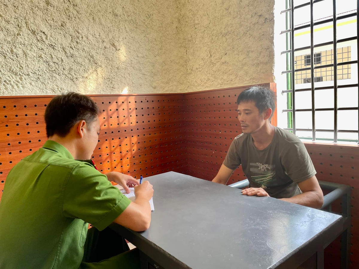 Công an làm việc với đối tượng cầm đầu.