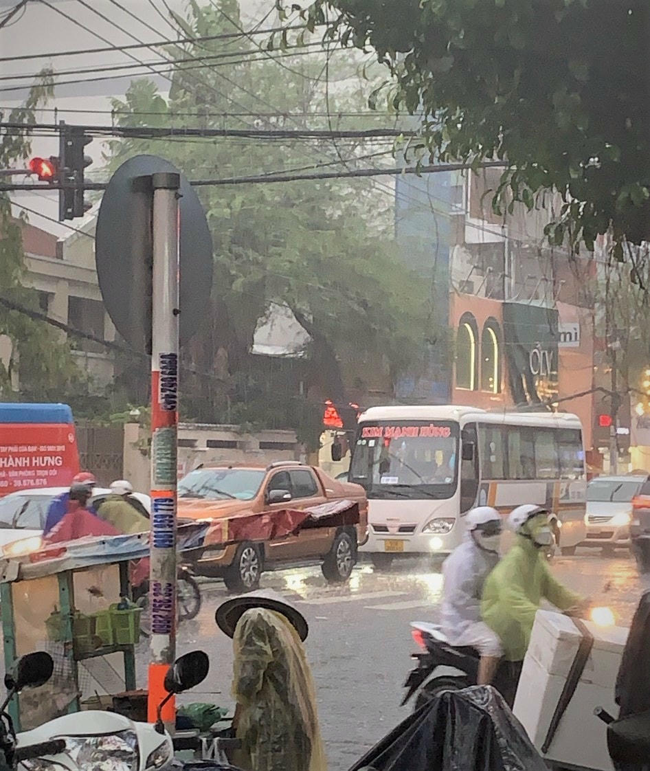 Mưa lớn vào giờ tan sở khiến phương tiện di chuyển chậm, có nơi kẹt xe cục bộ.