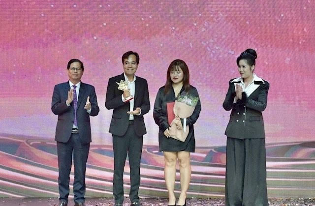 Trao giải Cánh diều vàng 2024 cho hạng mục phin truyện truyền hình.