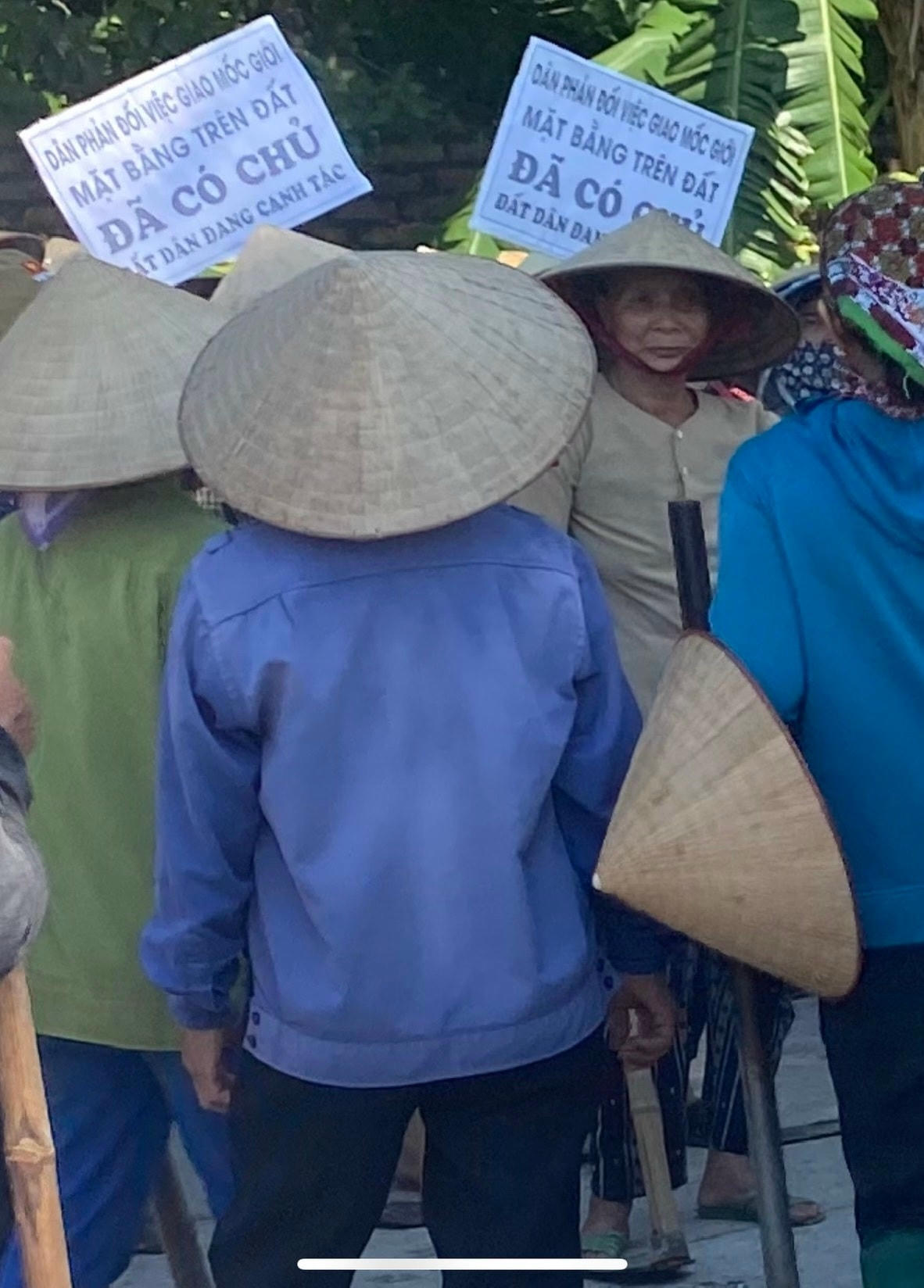 Ngoài cuốc, xẻng, người dân còn chuẩn bị cả khẩu hiệu để ngăn cản đoàn công tác.