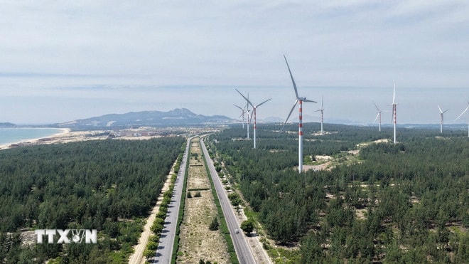Gia Lai phát triển mạnh các dự án năng lượng xanh với những trụ điện gió ven biển. (Ảnh: Sỹ Thắng/TTXVN) ttxvn-gia-lai-nang-luong-xanh.jpg