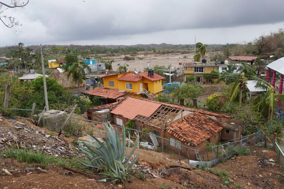 Mái của một ngôi nhà bị hư hại sau cơn bão Agatha, ở San Isidro del Palmar, bang Oaxaca, Mexico. Ảnh: Reuters.