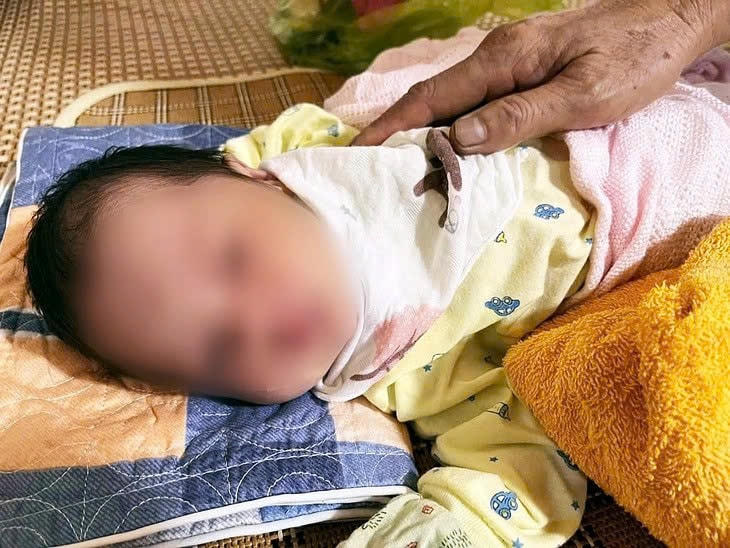 Bé sơ sinh bị bỏ rơi ở cổng chùa Diễn Phúc, hiện đang được nhà chùa chăm sóc. Ảnh: Nguyễn Trang.