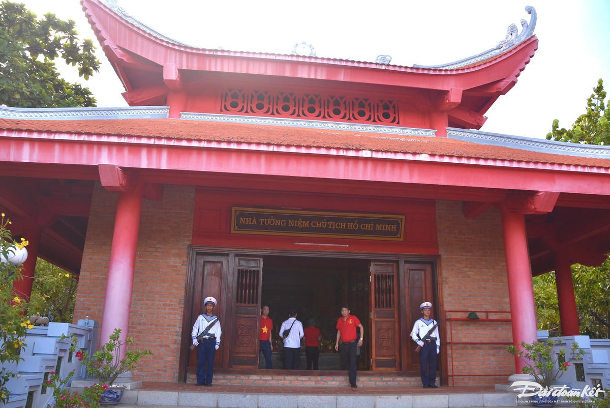 Đoàn công tác dâng hương tại Nhà Tưởng niệm Chủ tịch Hồ Chí Minh trên đảo Trường Sa lớn.