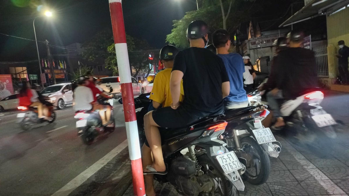 Nhiều người không vì xuống đường chạy xe, hò hét... ăn mừng.